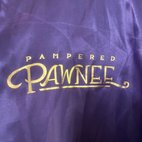 Parks and Recreation Pampered Pawnee “Treat Yo Self” robe, Loot Crate exclusive. - Picture 3 of 4